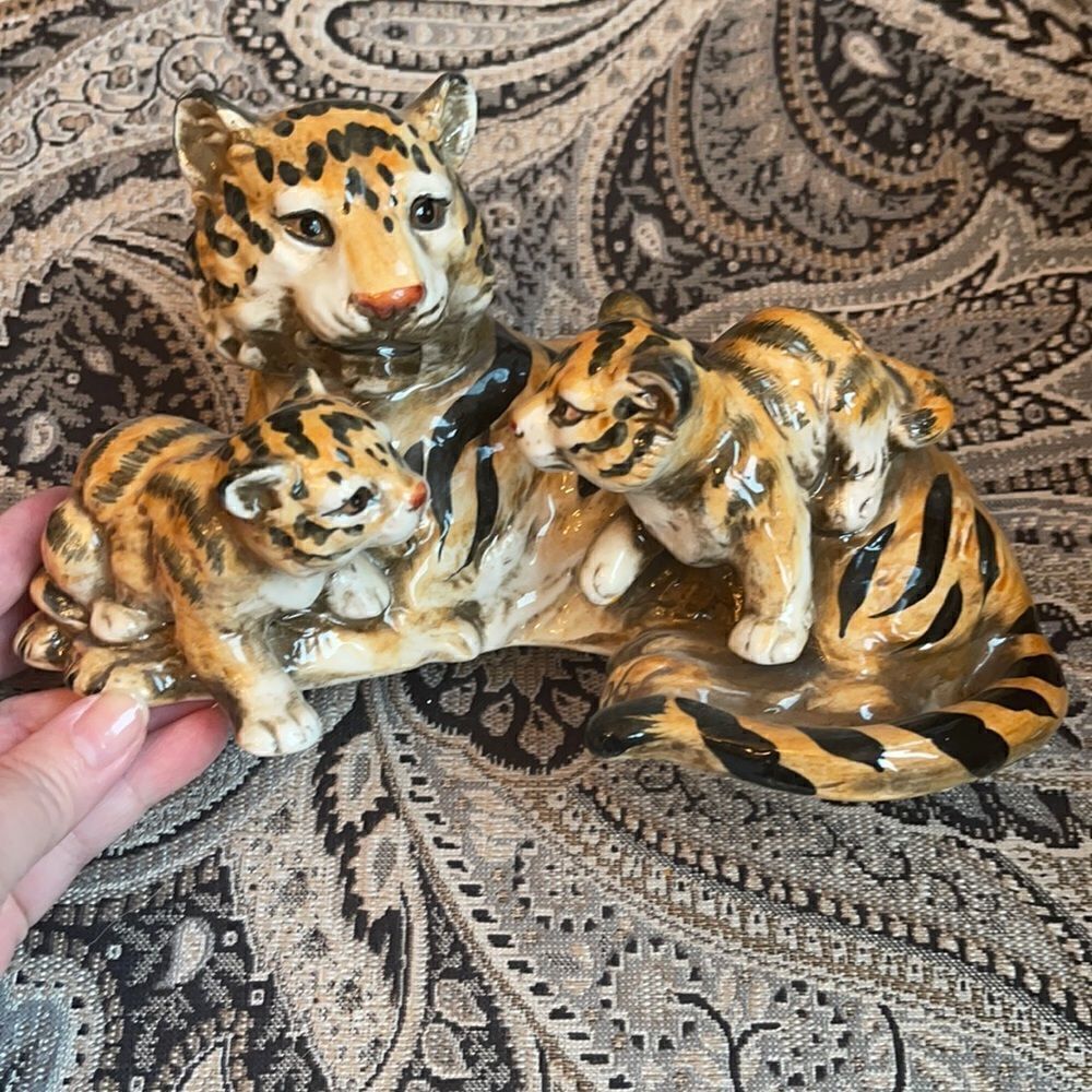 ENESCO ANTIQUE Tiger Mom & Cubs